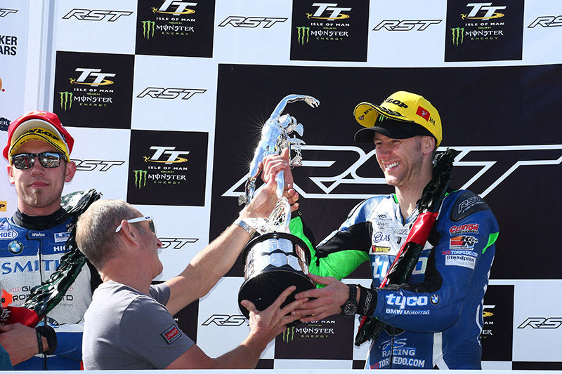 zwycięzca wyścigu isle of man tt przyjmuje puchar na podium