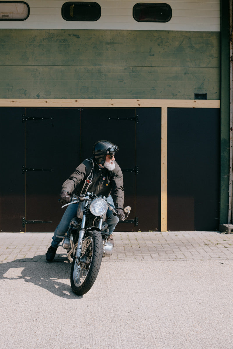 stary motocyklista na starym motocyklu