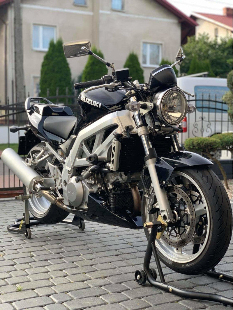 czarne suzuki sv 1000 sfotografowane od dołu pod kątem