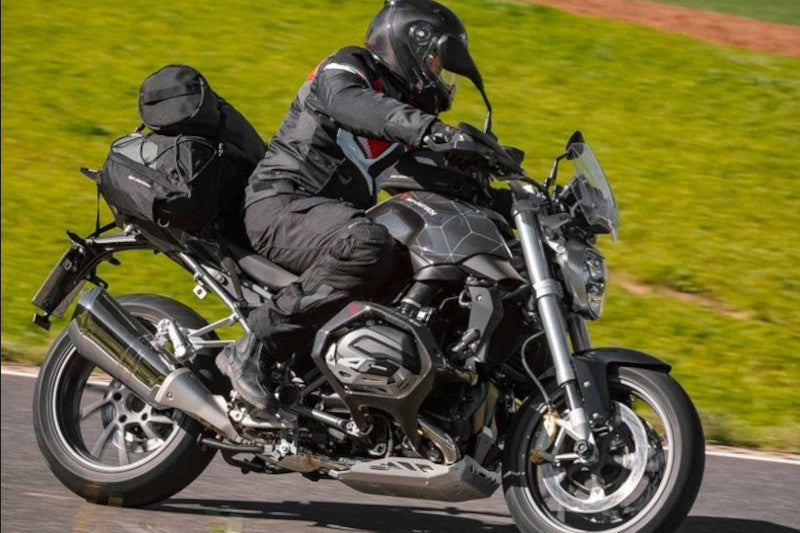 motocykl ubrany w sakwy sw-motech
