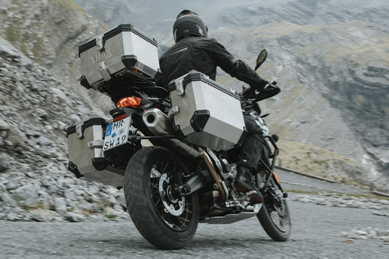 motocyklista jadący w Himalajach na motocyklu z kuframi sw-motech