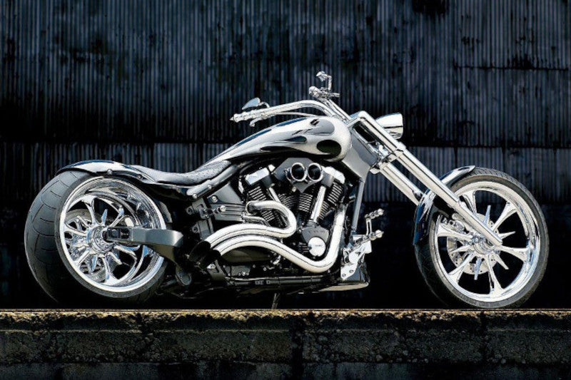 srebrno-czarnny motocykl po tunningu 