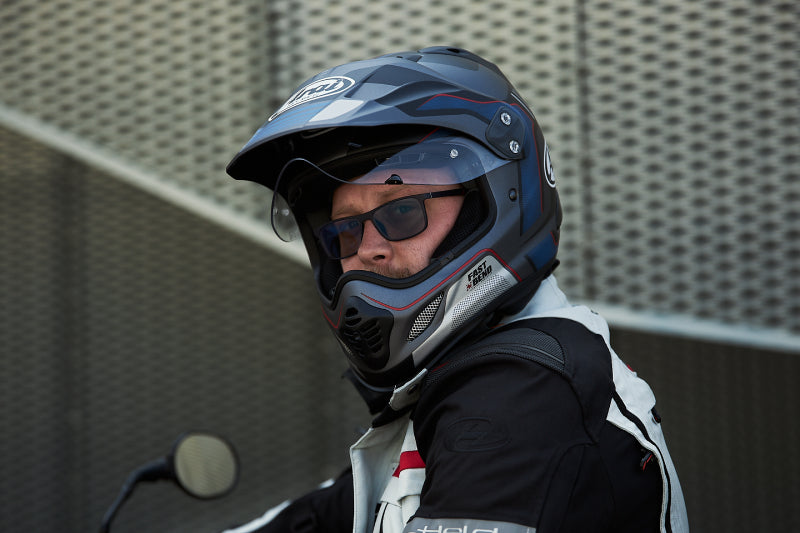 Kask Arai Tour-X4 jest nie tylko bezpieczny, lecz także dobrze wygląda