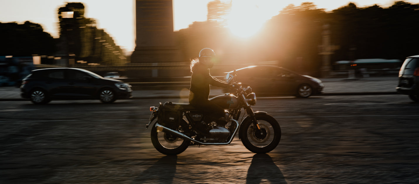 motocyklista jedzie na motocyklu w czasie zachodu słońca