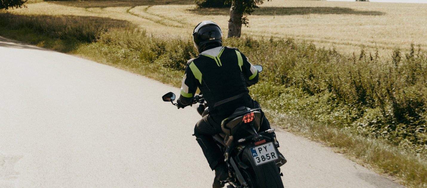 Motocyjlista jedzie polną drogą