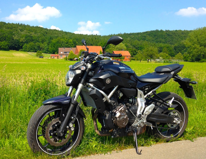 motocykl yamaha mt 07 stoi na poboczu przy polu