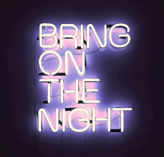 the-aesthetic-significance-of-colors-and-fonts-in-retro-neon-signs