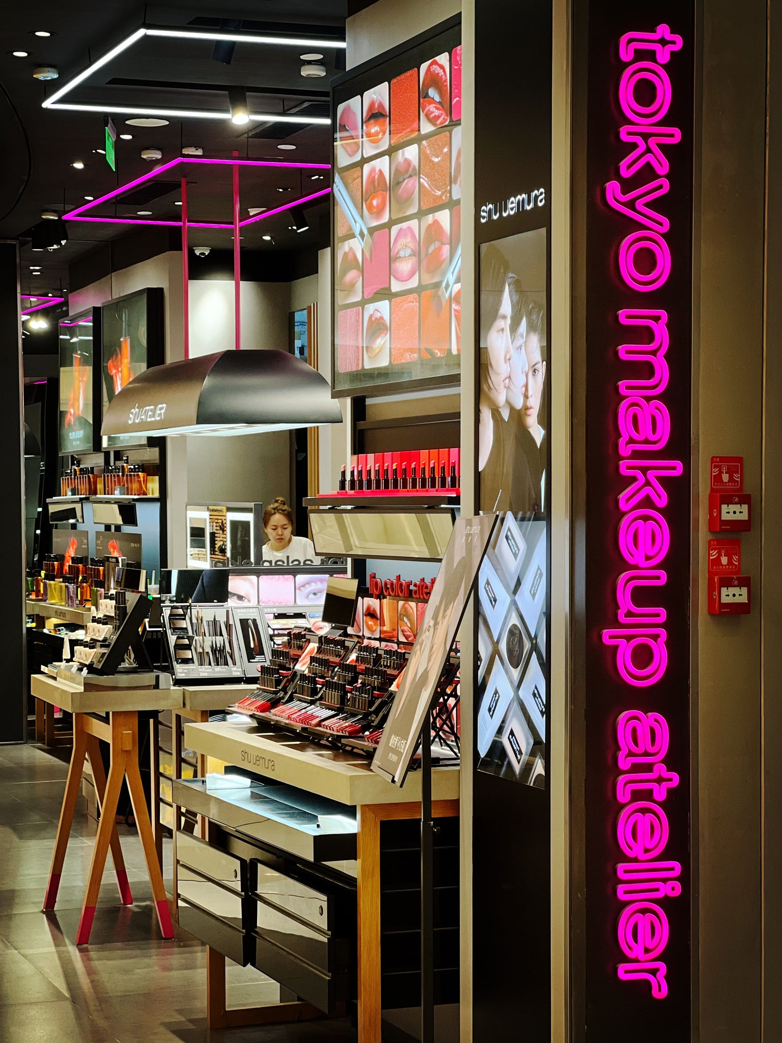 makeup-retail's-vibrant-pink-neon-sign