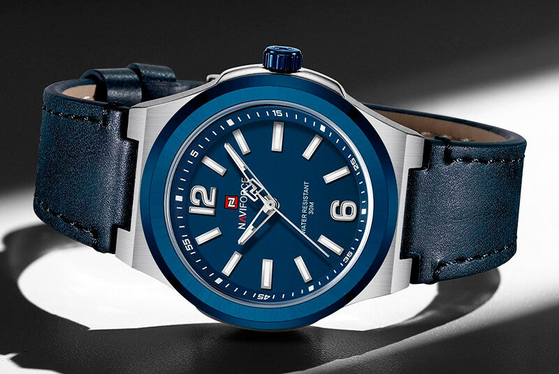 Relógio Masculino Esportivo Neo NF33 Sports com Mostrador Azul e Pulseira de Couro de Bezerro sobre Superfície Lisa