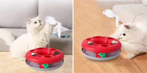 deux photos qui montre un chat qui jouent avec un jouet interactif rouge