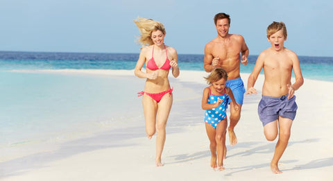 Famlie rennt am Strand Badekleidung, Sonne, nackte Haut, vita7 Vitamin D3K2 Tropfen