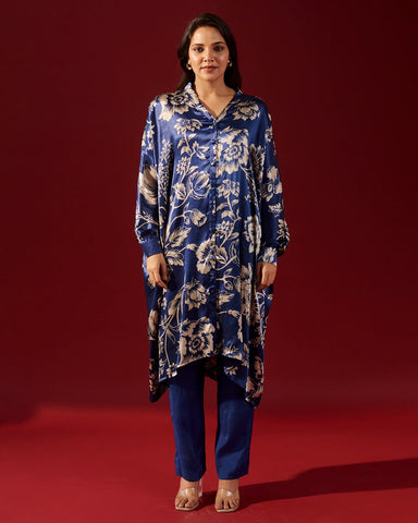 Elegant blue kaftan set with abstract floral patterns for a chic and relaxed look