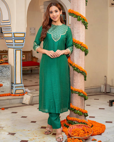 Elegant emerald green chanderi kurta set for a sophisticated and luxurious look