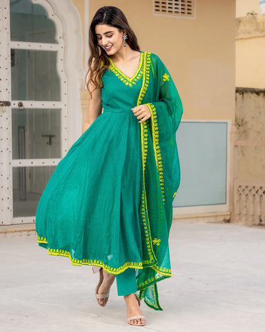 Elegant green suit set with intricate Aari work for a traditional and luxurious look