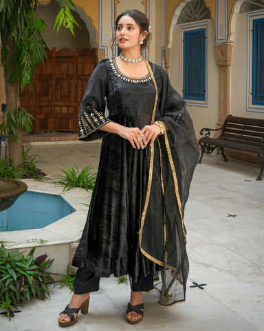 Stylish ebony suit set adorned with intricate detailing in Kalidaar design