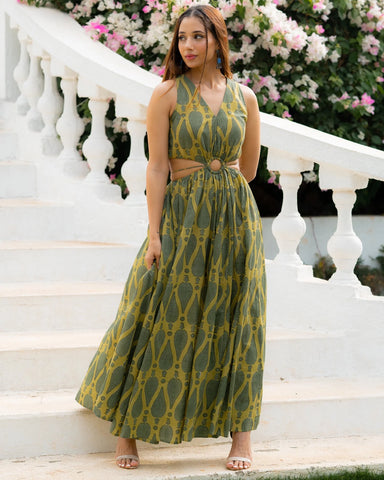 Stylish maxi dress featuring distinctive Debbaco print