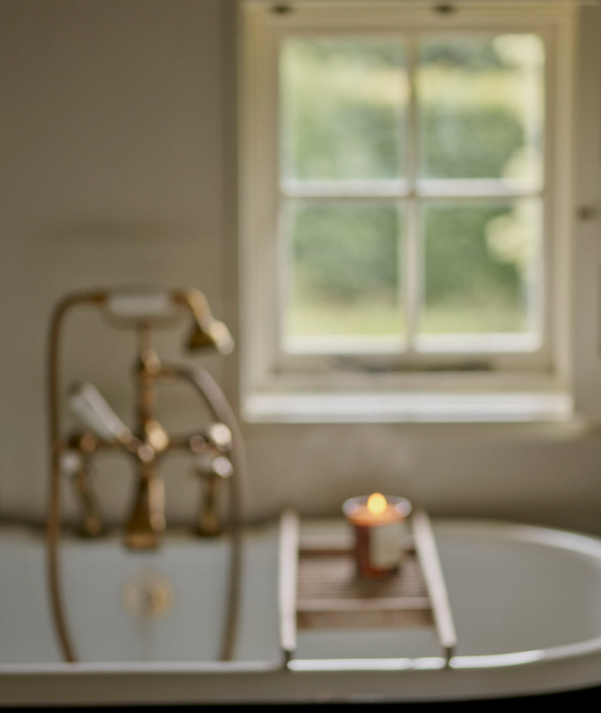 relaxing bath image with candle 