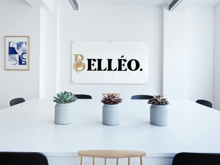Vue du bureau de l'équipe Belleo, illustrant un espace de travail moderne et collaboratif. Au premier plan, un tableau affiche fièrement le logo Belleo, symbole de notre marque et de notre engagement envers l'excellence et l'innovation dans le domaine des produits capillaires pour femmes.