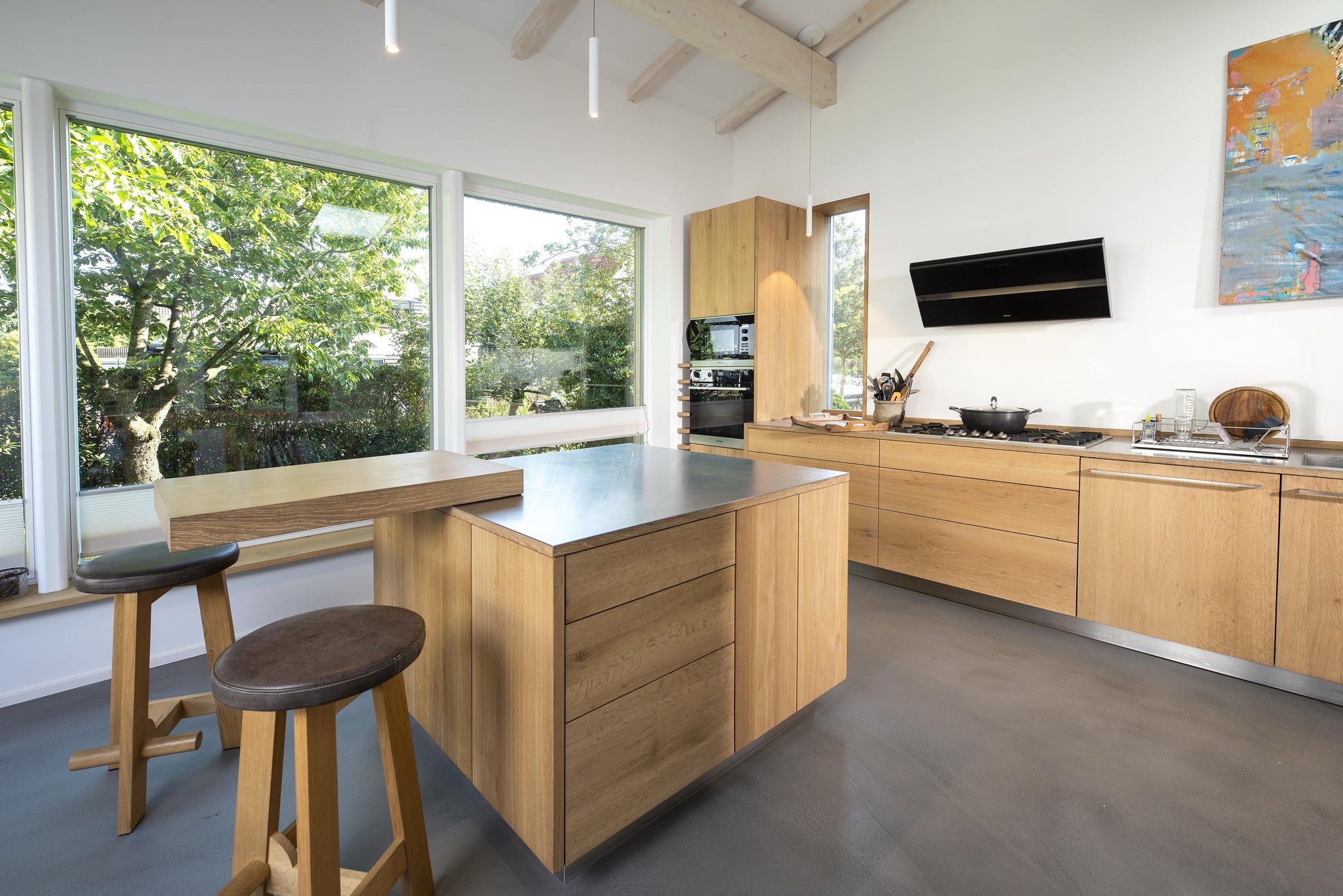 Our kitchen 143 combines matt stainless steel with light oak and thus adapts perfectly to the living environment.