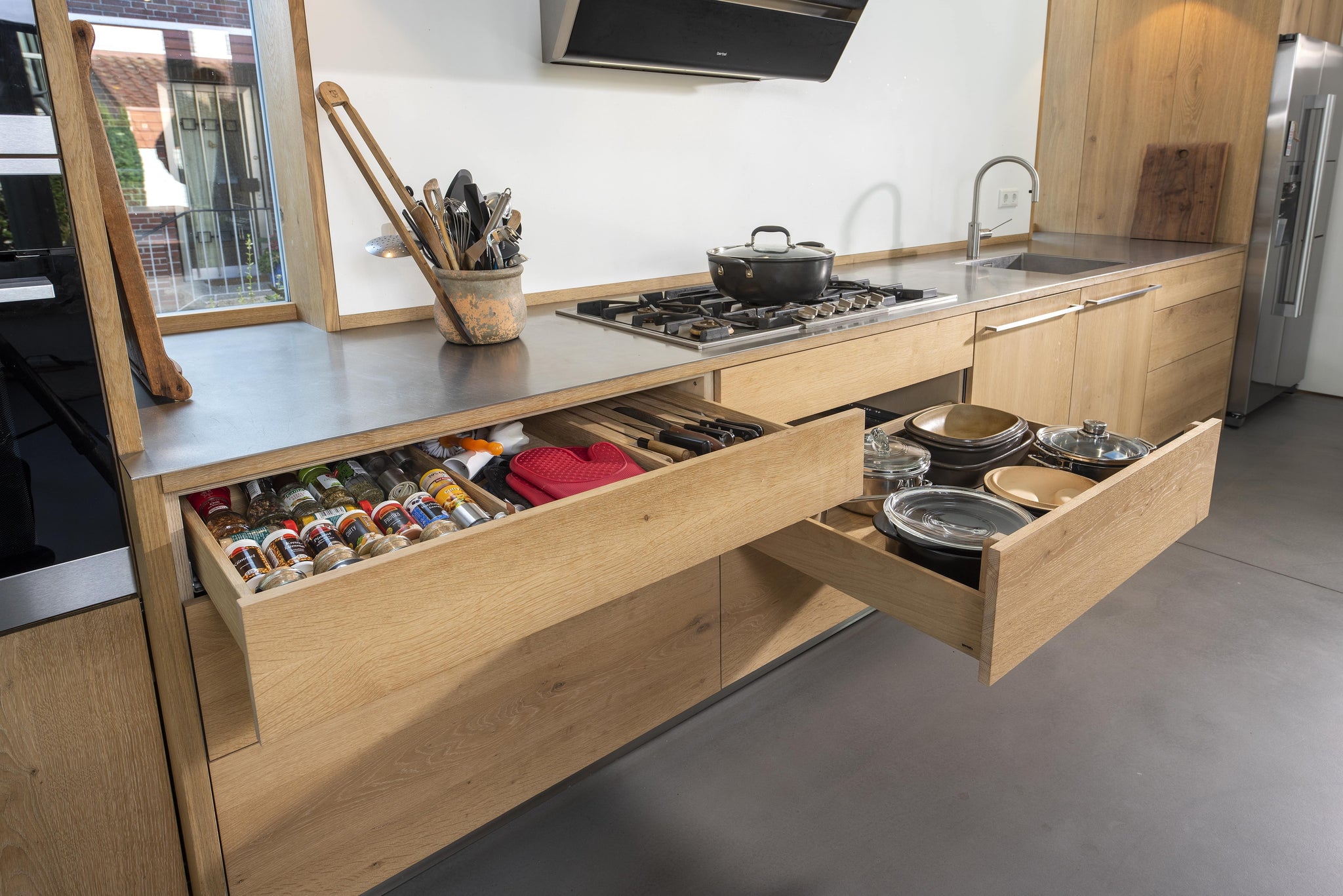 Everything has its place here - order in the kitchen is half the battle of life. These drawer divisions are adapted to the owners’ automatisms!