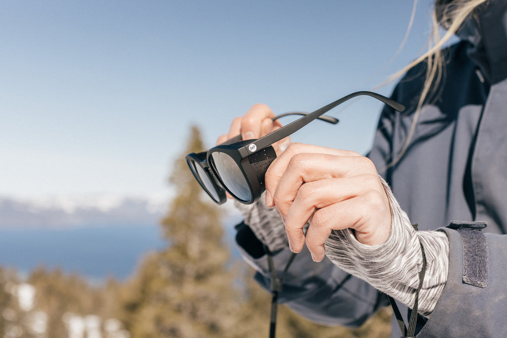 Detachable side shields on a pair of sunglasses