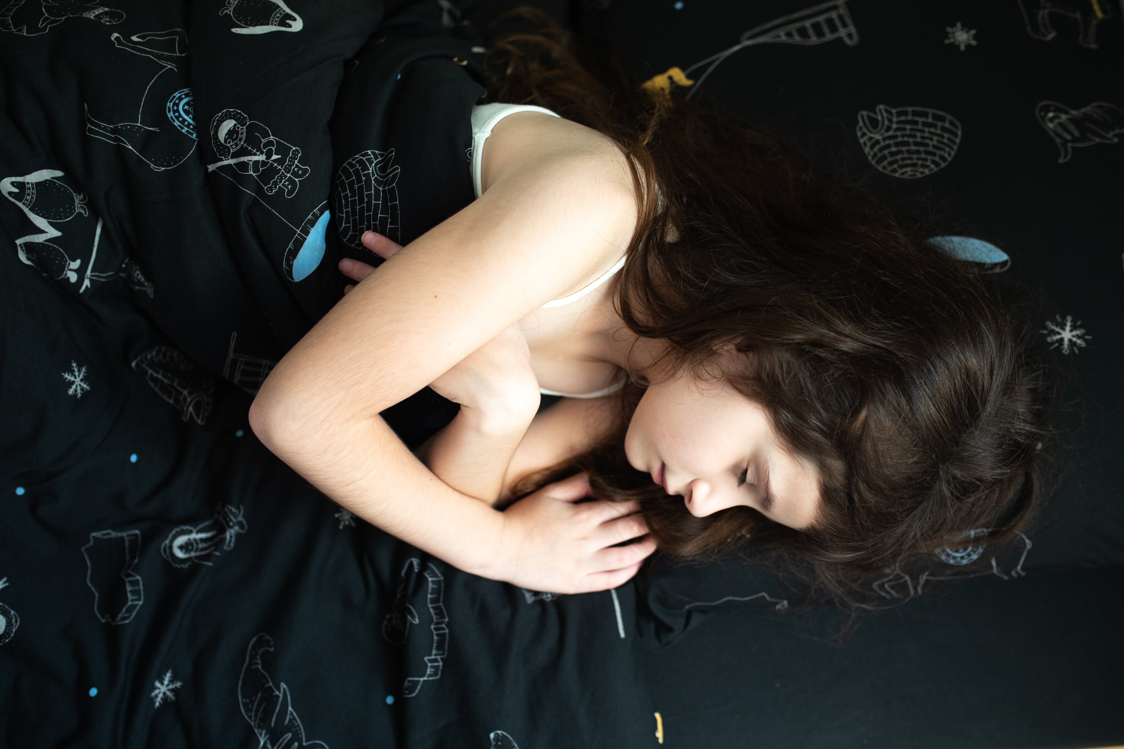 סט מצעים למיטת נוער, ציפה וציפית בצבע שחור משופשף עם הדפס מתחת לאפס - NDOTO TEXTILE