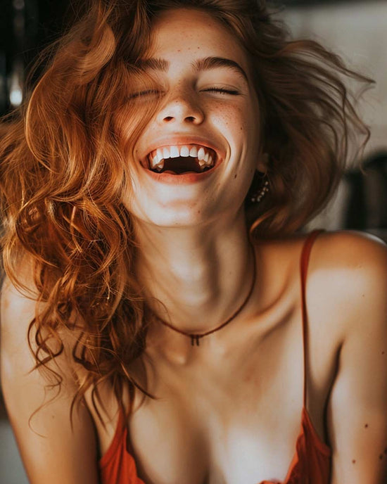 Une femme aux cheveux roux contente