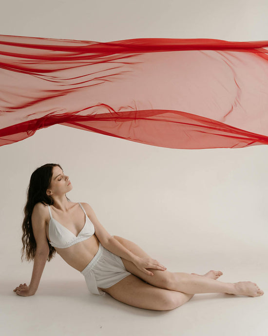 Femme sous un voile rouge