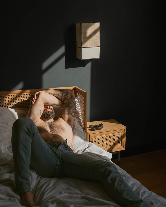 Un homme allongé sur un lit avec le stimulateur Explo