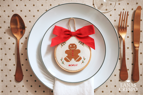 Patrón de punto de cruz de galleta de jengibre como mesa para sentarse.