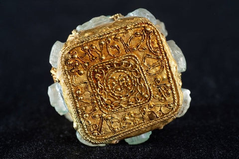 The gold baseplate of the rock crystal jar, showing a Latin inscription rendered in gold wire and granulesation. The name Hyguald begins at the top left corner.