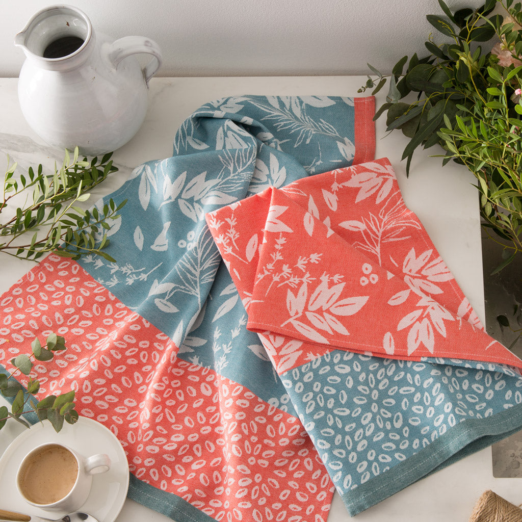 https://cdn.shopify.com/s/files/1/0798/7579/files/coucke-jacquard-french-tea-kitchen-dish-towel-red-blue-foliage-rouge-bleu-feuillage-lifestyle-sq_1600x.jpg?v=1694641111