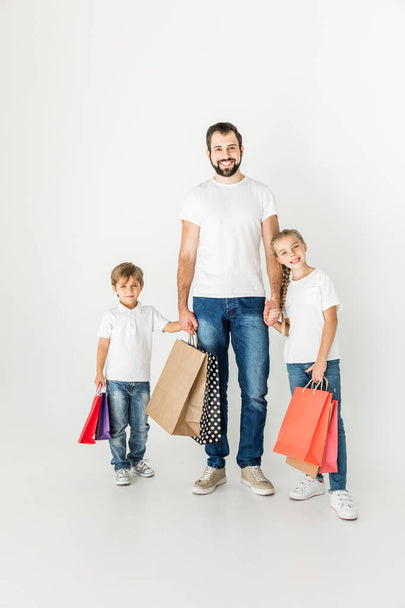 stock-photo-family-with-shopping-bags.jpeg__PID:003f44a8-cc54-4956-ad42-79155db8383c