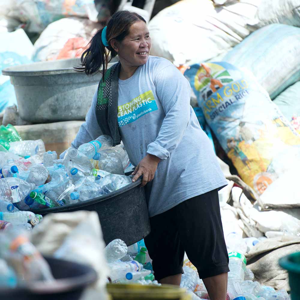 plasticbank-woman-1.jpg__PID:912e50fd-0e40-44ab-8b22-8706aa657547