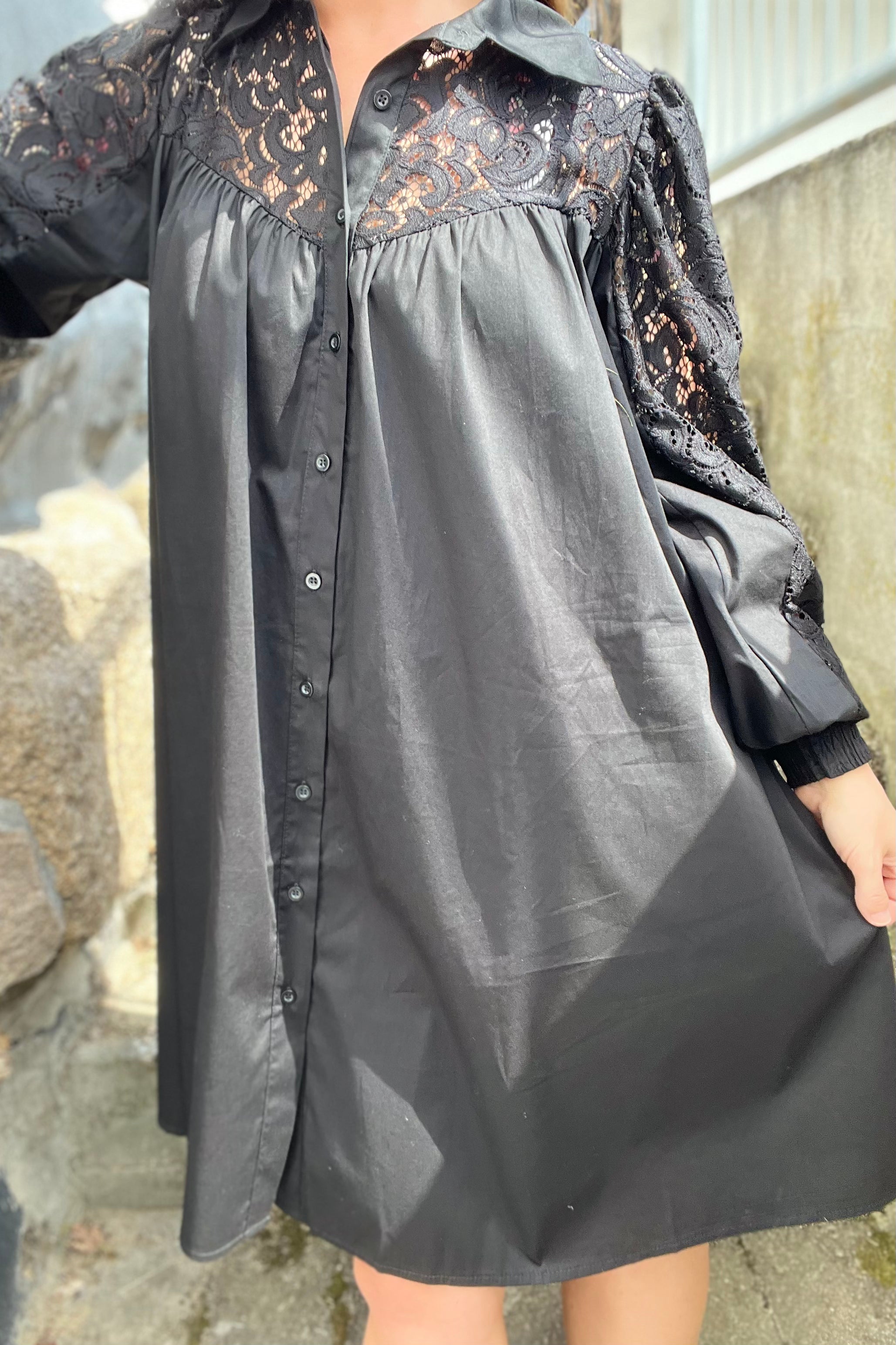 Lace Shirt Dress | Black | fra Black Color – Lisen.dk