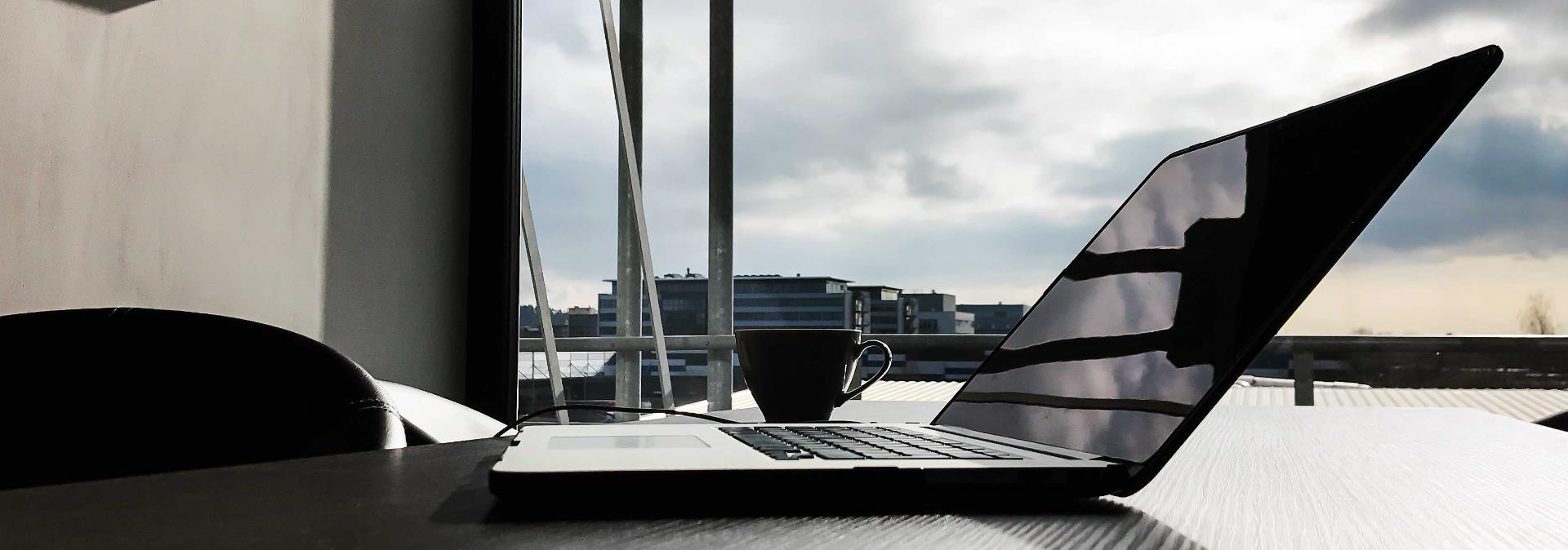 Caffè amaro e laptop