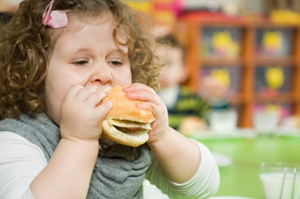 Hrănirea excesivă a copiilor crește riscul de obezitate.