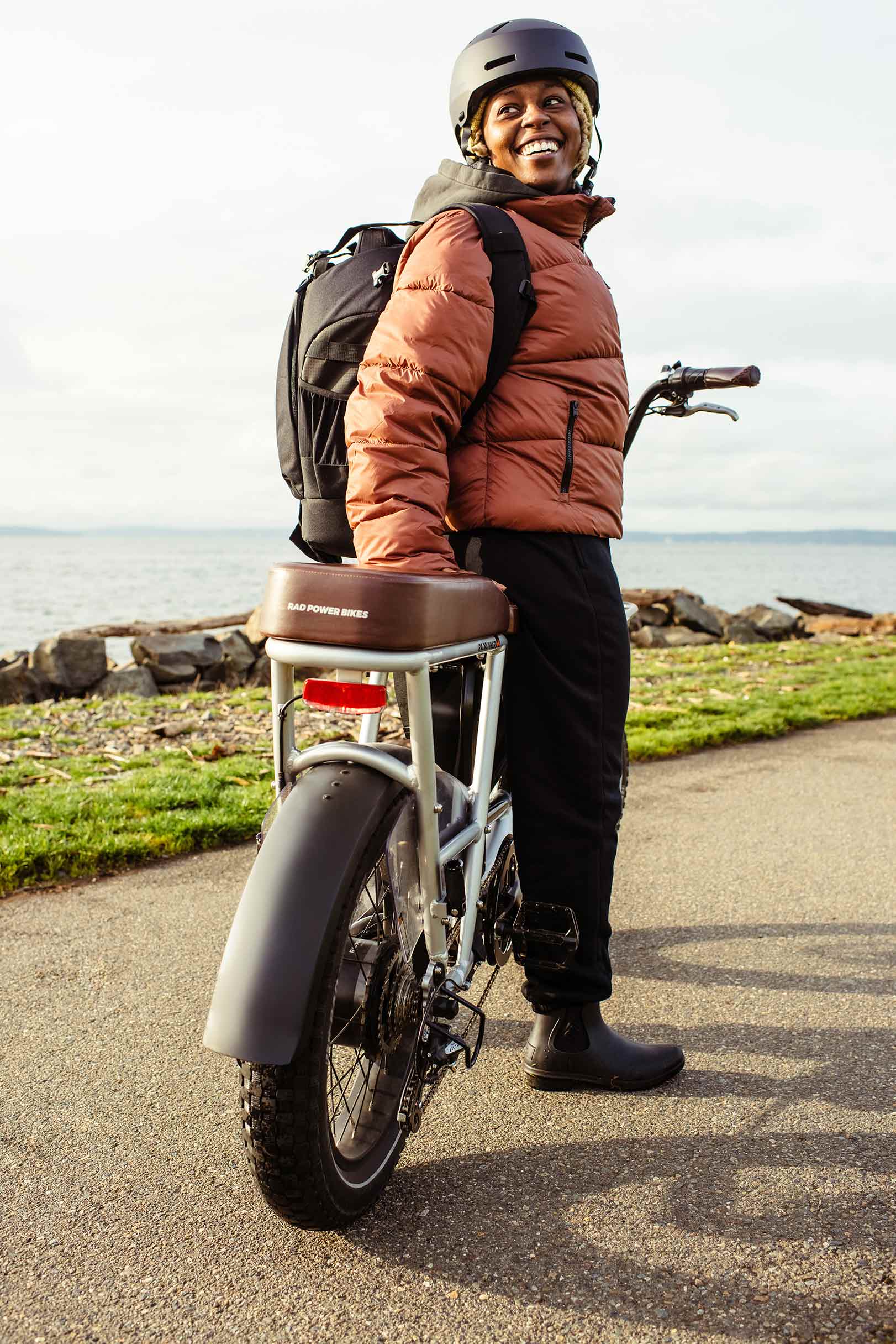 Seattle-photographer Nicole poses with her RadRunner Plus by a lake