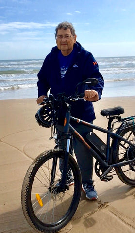 Rad Rider Dan Mahalek on the beach with his RadCity electric commuter bike