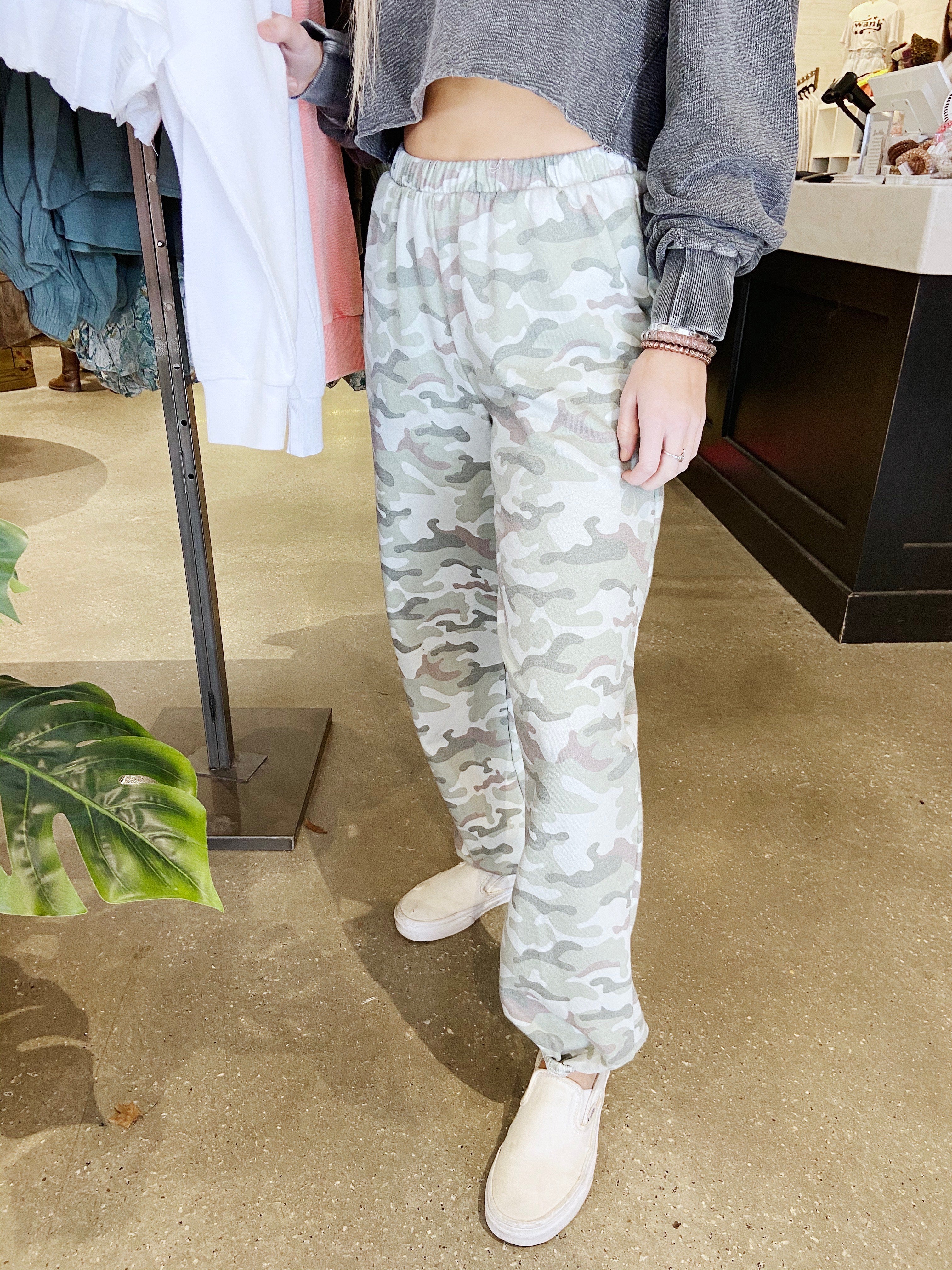 camo sweatpants outfit