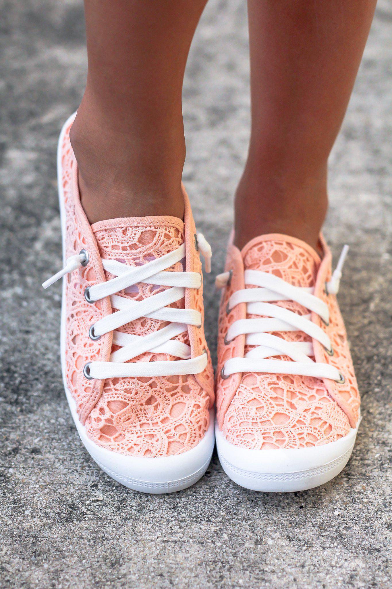 peach sneakers outfit