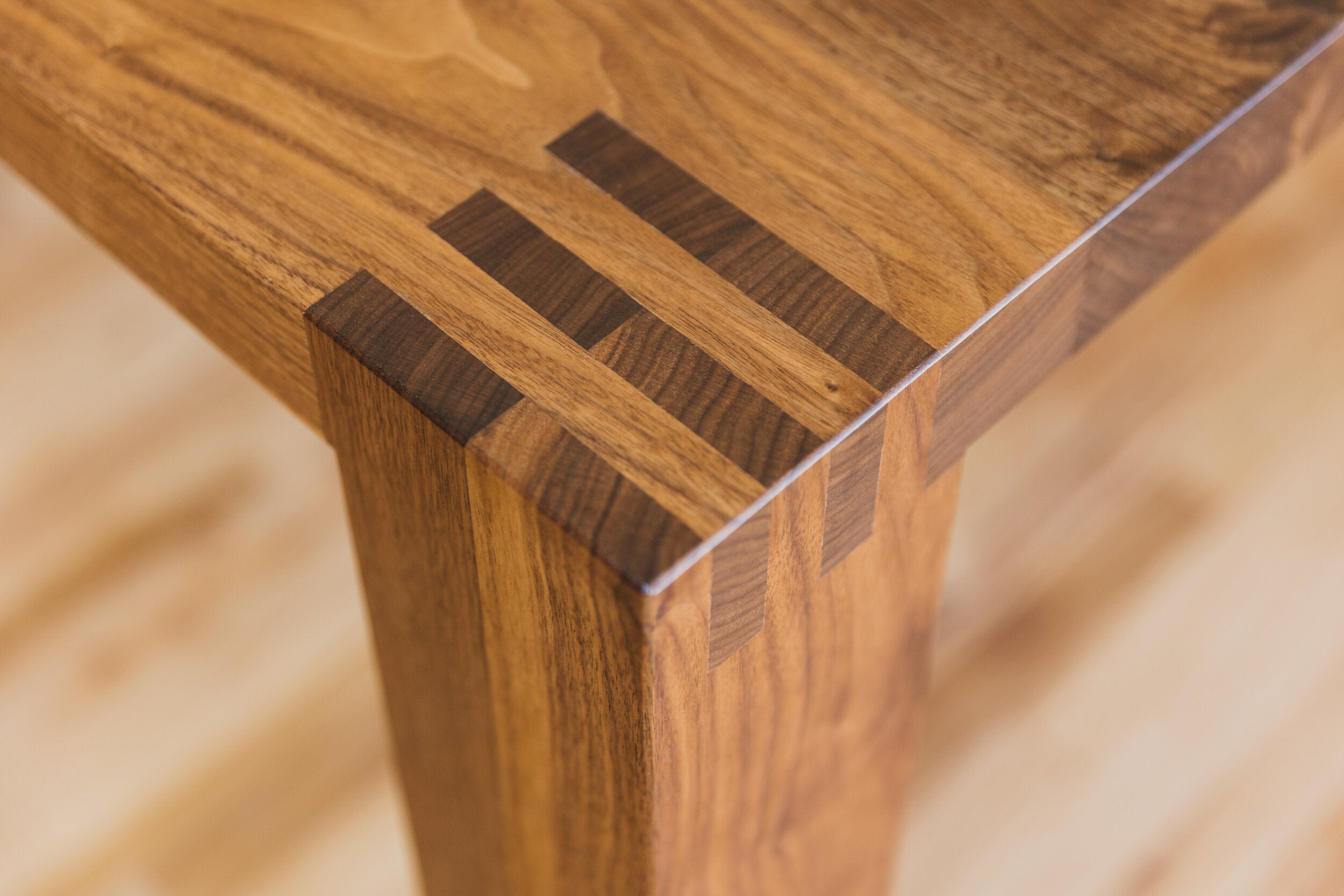 Close-Up-Table-Joint