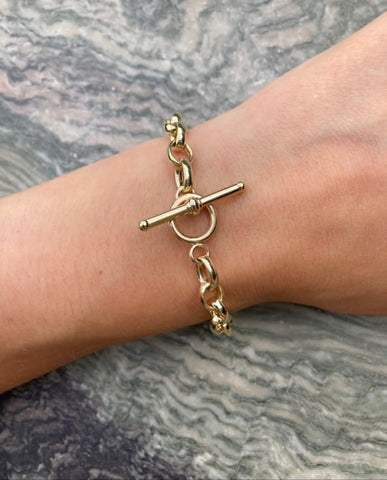 Heavy t-bar belcher bracelet. Gold chain bracelet. Serena Ansell Fine Jewellery.