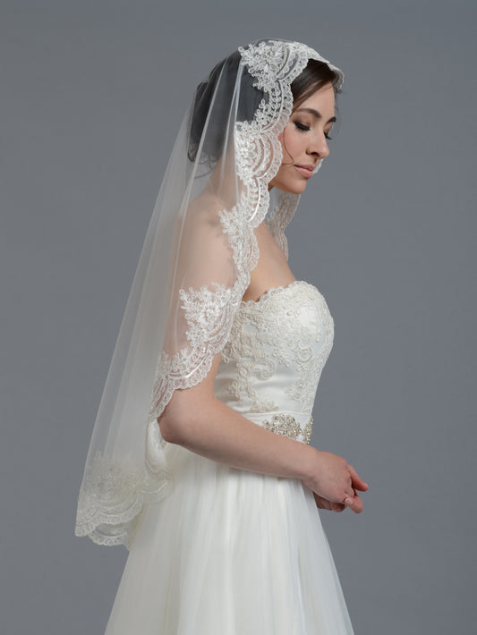 https://cdn.shopify.com/s/files/1/0800/9855/8241/products/wedding-veil-030-side.jpg?v=1691383875&width=533