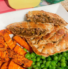 A CRIMPiT snack filled with beef. Served with carrots and peas.