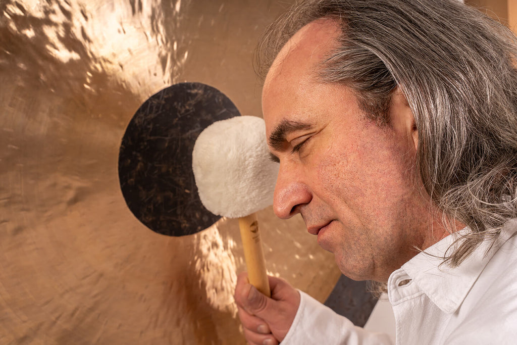 Man with ollihess Mallet on the TamTam Gong