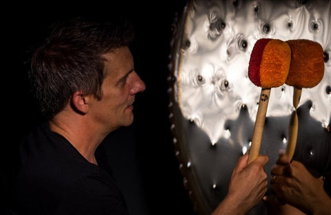 Olli Hess on the gong with an ollihess Chakra Mallet