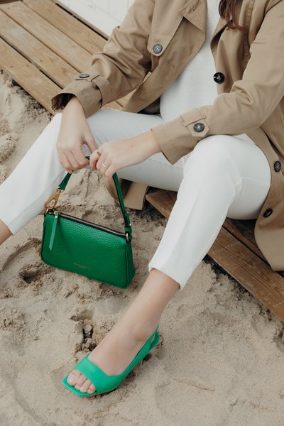 vrouw draagt groene schoenen en groene tas