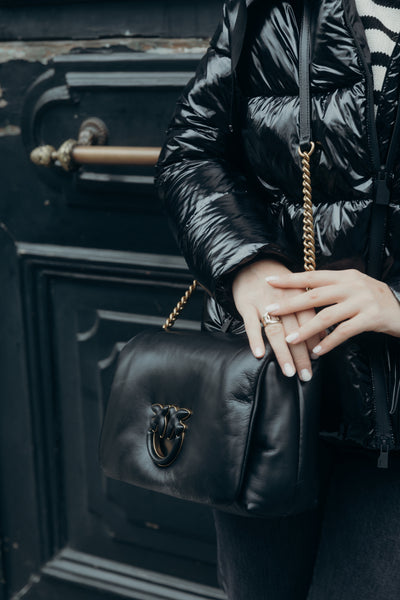 sac pinko noir porté par une femme