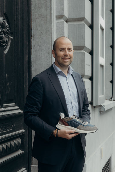 Bruno avec une sneaker à la main